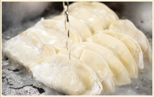 餃子を焼いている写真